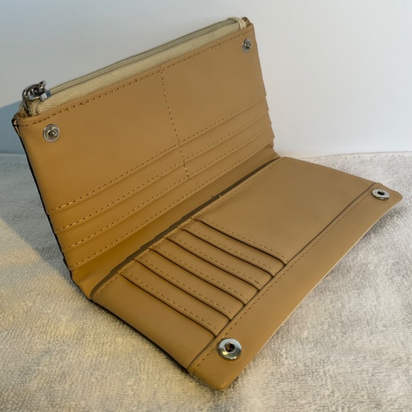 **Free with Purchase** Guess Wallet Vegan Leather Tricolour Green, Black and Tan - Picture 9 of 16